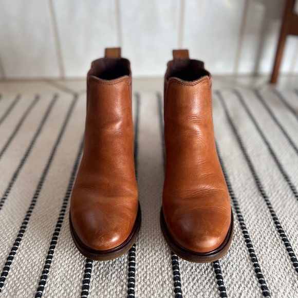 CLARKS Arlo Chelsea Boot in Tan Leather W8.5 - Picture 2 of 9